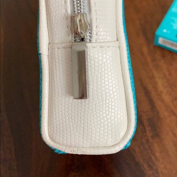 Best offer!! NEW Moroccanoil with Cosmetic Makeup Bag! Only best offers🤩 - Picture 5 of 7